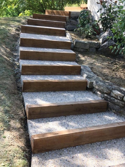 Escalier de jardin en béton désactivé et contremarche en bois