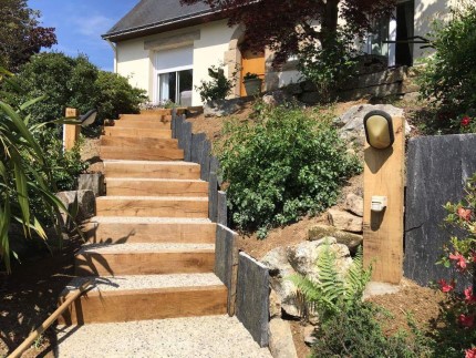 Escalier en bois et béton désactivé avec des palis de schiste et des plantations