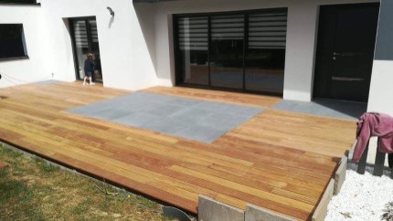 Terrasse en bois et carrelage pour maison moderne