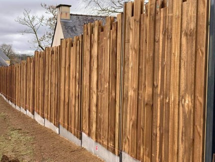 Aménagement de clôture verticale design en bois